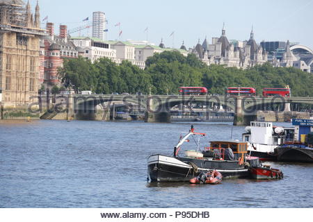 Il y avait temps glorieux à Londres ce matin aussi tôt grey skies effacée et apporté le soleil dans les rives de la Tamise. Météo idéale pour n'importe quel o Banque D'Images