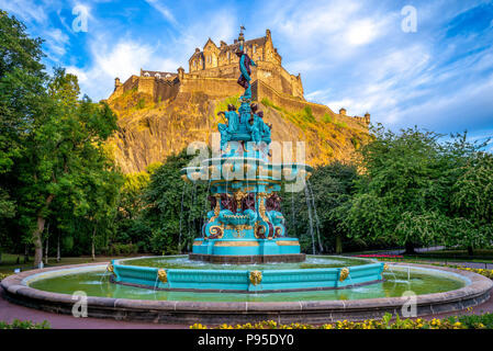 Le Château d'Édimbourg et Ross Fountain Banque D'Images