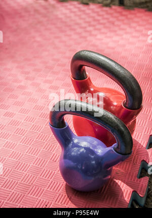 Une paire de kettlebell poids sur un tatami Banque D'Images