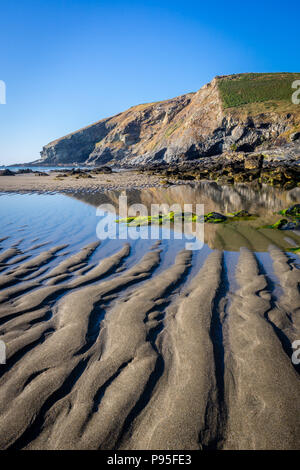 Tregardock Beach sea sand ripples durant la marée basse de l'été 2018, plage isolée hors des sentiers battus, North Cornwall, Cornwall, England, UK Banque D'Images