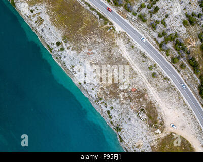 Vue aérienne d'une route donnant sur la mer, route qui longe la mer. La ligne de côte Banque D'Images