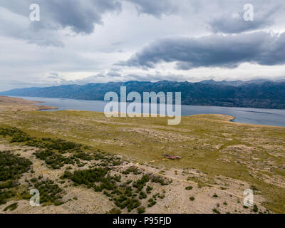 Vue aérienne d'une région inhabitée, la nature sauvage. Côte de la Croatie. Île de Pag et de montagnes à l'horizon Banque D'Images