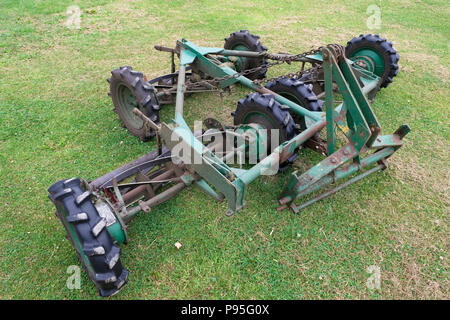 Tondeuse à gazon tracteur machines agriculture coupe roues pneu vert assemblée générale Banque D'Images