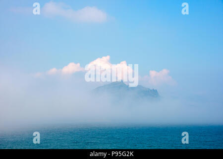 Sommet de la côte d'être révélé derrière le nuage au-dessus de la mer de l'île de Skye Banque D'Images