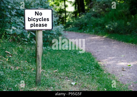 Pas de bicyclettes ou les cyclistes Veuillez ouvrir la voie publique privée d'espace rural uk Banque D'Images