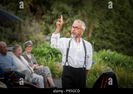 Theatre company trouver la volonté d'effectuer Bard têtes à Trebah Garden à Cornwall. Banque D'Images