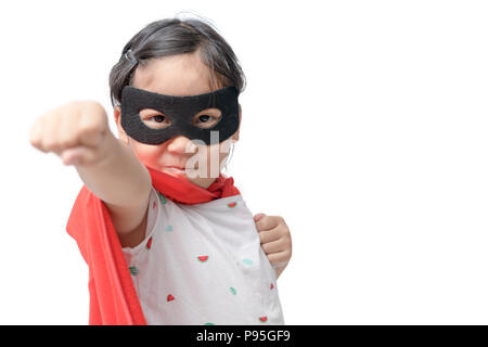 Petit enfant joue super héros isolé sur fond blanc, Girl power concept. Banque D'Images