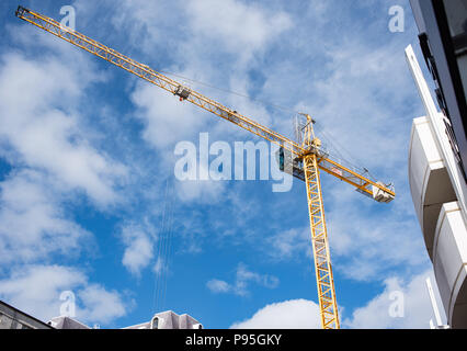 Contre le ciel de grue à tour dans le centre de Douglas Banque D'Images