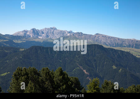 Le Rosengarten Gruppe et Naturpark Sciliar- Rosengarten du Rasciesa au-dessus de la Val Gardena Dolomites Italie été Banque D'Images