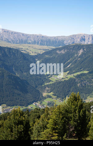 Vue depuis le Rasciesa au-dessus de la Val Gardena Dolomites Italie été Banque D'Images