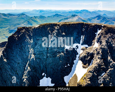 Le sommet du Ben Nevis, la plus haute montagne du Royaume-Uni de l'air. Le Ben Nevis est à 1 345 mètres au-dessus du niveau de la mer et est situé à proximité de la Banque D'Images