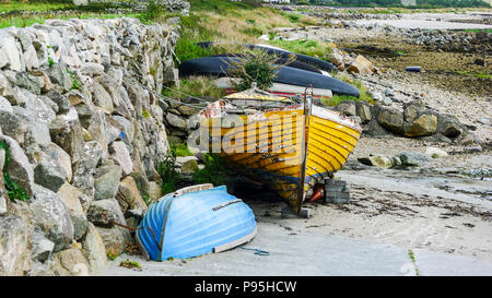 Demeure ancienne vintage bateau en bois, barque, casse de bois déchiqueté, pêcheur vieux concept, enrobés de ruines abandonnées reste la pêche maritime à l'Irlande Banque D'Images