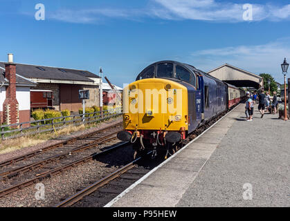 British Rail moteur diesel de la classe 37 à la tête d'un train à la gare de Kinneil Boness & Boness à Falkirk, Ecosse, Royaume-Uni Banque D'Images