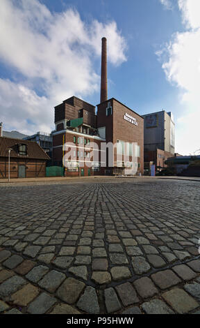 Bremen, Allemagne - 15 avril 2018 - brasserie Beck bâtiments avec rue pavée de l'avant-plan (prise de vue au grand angle) Banque D'Images