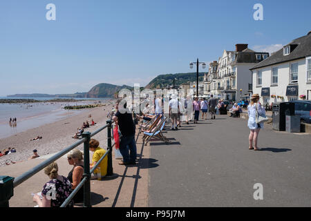 Les vacanciers profitez d'un été chaud après-midi à l'Esplanade à l'est du Devon, Cornwall, UK Banque D'Images
