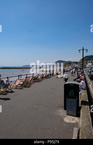 Les vacanciers profitez d'un été chaud après-midi à l'Esplanade à l'est du Devon, Cornwall, UK Banque D'Images