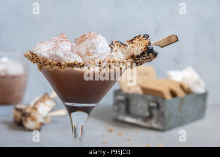 Cocktail chocolat chaud avec des biscuits graham et marshmallow grillés Banque D'Images