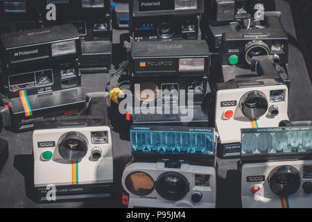 Berlin, Allemagne - juillet 2018 : Ancienne rétro vintage camera / appareil photo Polaroid collection, le marché aux puces de Mauerpark de Berlin, Allemagne Banque D'Images