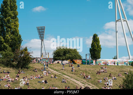 Berlin, Allemagne - juillet 2018 : Beaucoup de gens dans la foule (Parc Mauerpark) sitting on meadow sur une journée ensoleillée à Berlin, Allemagne Banque D'Images