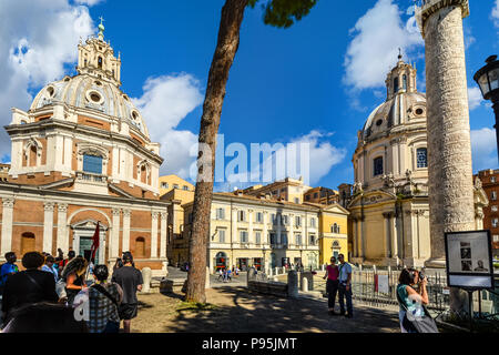 Des touristes posent pour un groupe en tant que tour selfies à sightsees la colonne Trajane aux côtés de l'Église du Très Saint Nom de Marie à Rome, Italie Banque D'Images