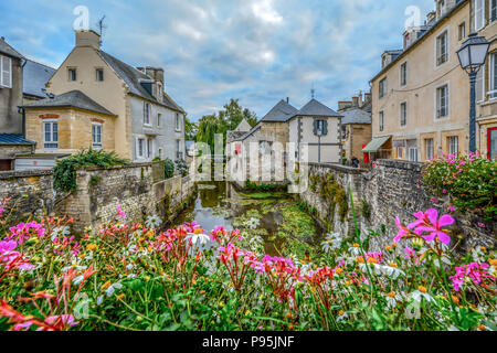 La pittoresque ville de Bayeux France près de la côte de la Normandie avec ses maisons médiévales donnant sur la rivière Aure sur l'image Banque D'Images