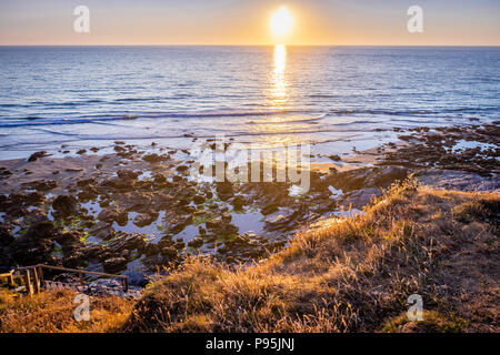 Tregardock panier plage chaude soirée à la lumière en cours beau coucher du soleil en été 2018, North Cornwall, Cornwall, England, UK Banque D'Images