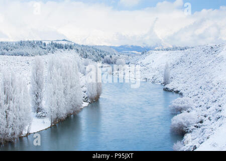 Le Clutha River, Otago avec une nouvelle couche de neige en hiver Banque D'Images