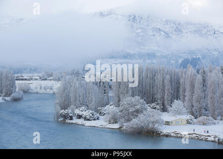 Le Clutha River, Otago avec une nouvelle couche de neige en hiver Banque D'Images