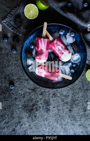 Blueberry fait maison, blackberry et les popsicles key lime Banque D'Images