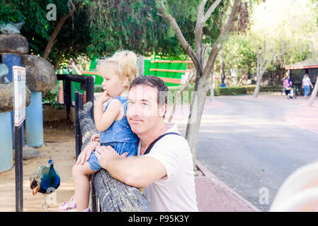 Portrait du père tenant son enfant à la fille de la nature dans le parc du zoo. Reste de la famille, passer du temps ensemble. Focus sélectif. C Banque D'Images