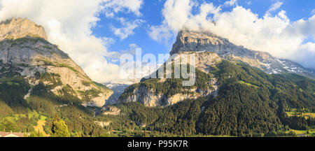 Vue panoramique de l'emblématique Schreckhorn et montagnes Eiger vue de village de Grindelwald, Jungfrau Region de l'Oberland Bernois, Suisse Banque D'Images