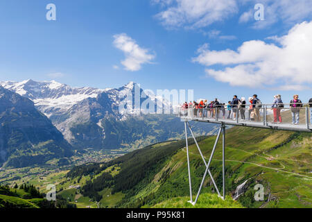 Plate-forme d'observation à Grindelwald-First, région Jungfrau Alpes de l'Oberland Bernois, Suisse avec vue sur l'Eiger, Monsch et Jungfrau Banque D'Images