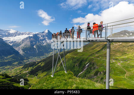 Plate-forme d'observation à Grindelwald-First, région Jungfrau Alpes de l'Oberland Bernois, Suisse avec vue sur l'Eiger, Monsch et Jungfrau Banque D'Images