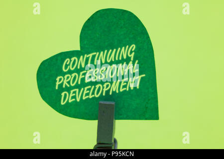 La main conceptuel montrant un développement professionnel continu. Photo d'affaires mettant en valeur le suivi et documenter les connaissances Clothespin holding g Banque D'Images