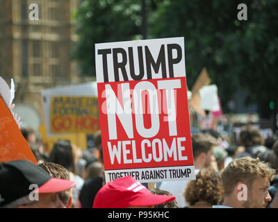 Avis de 'Bienvenue' pas d'atout des banderoles et des pancartes agité par la foule à l'emporter sur Mars à Londres le 13 juillet 2018 Banque D'Images