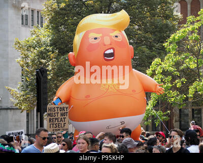 Vue sur le ballon d'Atout bébé porté par la foule à l'emporter sur Mars dans le centre de Londres le 13 juillet 2018 Banque D'Images