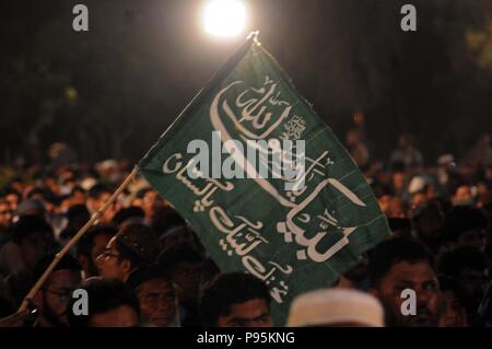 Rawalpindi (Pakistan). 15 juillet, 2018. Avis de partisans du Tehreek-e-Labbik le Pakistan au cours de réunion de rassemblement public pour l'élection générale 2018 venant de l'avant le 25 juillet, à la masse Liaquat Baigh de Rawalpindi. Credit : Zubair Abbasi/Pacific Press/Alamy Live News Banque D'Images