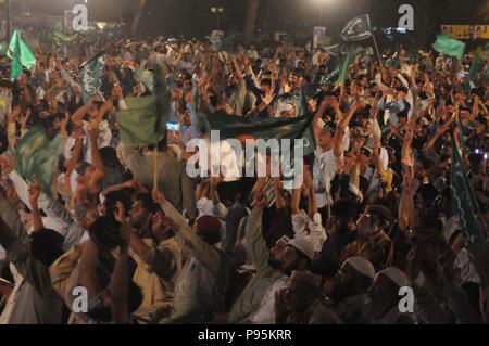 Rawalpindi (Pakistan). 15 juillet, 2018. Avis de partisans du Tehreek-e-Labbik le Pakistan au cours de réunion de rassemblement public pour l'élection générale 2018 venant de l'avant le 25 juillet, à la masse Liaquat Baigh de Rawalpindi. Credit : Zubair Abbasi/Pacific Press/Alamy Live News Banque D'Images