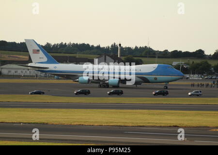 Le défilé du Président Donald Trump et son entourage, après son arrivée à l'aéroport de Prestwick sur Air Force 1 (Boeing VC-25A 92-9000). Banque D'Images