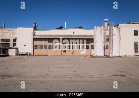 Portes de garage industrielles à l'entrée d'un bâtiment abandonné dans Naval Air Station Alameda, Californie. Banque D'Images