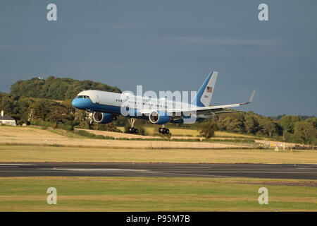 Peu après le Président Donald Trump est arrivée à l'aéroport de Prestwick en Ayrshire sur Air Force 1, son entourage a suivi dans ce Boeing C-32 (09-0016). Banque D'Images