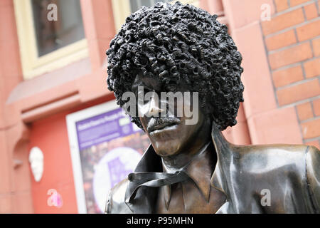 Une vue rapprochée de la statue de bronze de Phil Lynott s par rockstar le chanteur et bassiste de retard le groupe Thin Lizzy. Dublin, Irlande. Banque D'Images