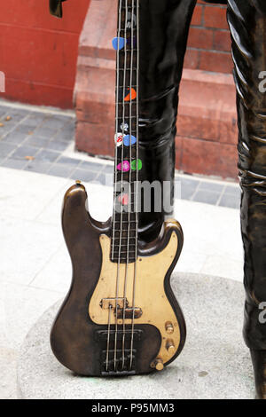 Une statue de bronze de Phil Lynott s par rockstar le regretté Chanteur et bassiste du groupe Thin Lizzy. Dublin, Irlande. Banque D'Images