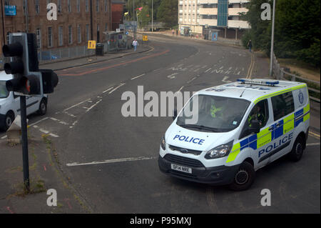 Fourgon de police cordon au blocage de l'accès routier métro cowcaddens garscube road Glasgow Banque D'Images