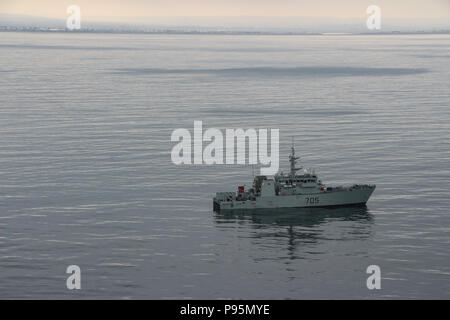 180712-N-PN347-0019 de l'OCÉAN PACIFIQUE (12 juillet 2018) Marine royale du navire de défense côtière NCSM Whitehorse (MM 705) fonctionne dans un exercice de déminage au large de la côte de San Diego dans le cadre du commandant de la Force (CTF 177) au cours de l'exercice Rim of the Pacific (RIMPAC) dans le sud de la Californie, le 12 juillet. La CTF 177 est le commandant de la guerre des mines de l'exercice RIMPAC. Vingt-cinq nations, 46 navires, 5 sous-marins, environ 200 avions et 25 000 personnes participent à l'EXERCICE RIMPAC du 27 juin au 2 août dans et autour des îles Hawaï et la Californie du Sud. Le plus grand du monde maritime international exe Banque D'Images