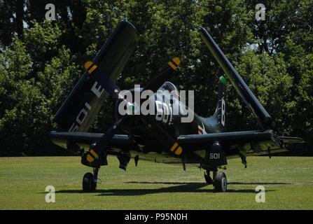 Un AD-4 Skyraider Douglas, piloté par l'ancien pilote de l'US Navy Kevin Sinibaldi, plie ses ailes à l'issue d'un vol réussi une démonstration à la Musée de l'aviation militaire à Virginia Beach, en Virginie. Ce Skyraider est un des rares exemples de navigabilité trouvés à l'échelle nationale. (US Navy Photo de l'officier des affaires publiques civiles Max/Lonzanida) Parution Banque D'Images