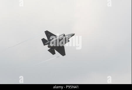 Un U.S. Air Force F-35A Lightning ll effectue une manœuvre à l'Royal International Air Tattoo 2018, RAF Fairford, Royaume-Uni, le 13 juillet 2018. Cette année, l'riat a célébré le 100e anniversaire de la Royal Air Force et a mis en relief les États-Unis, toujours solide alliance avec le Royaume-Uni (U.S. Photo de l'Armée de l'air par la Haute Airman Chase Sousa) Banque D'Images