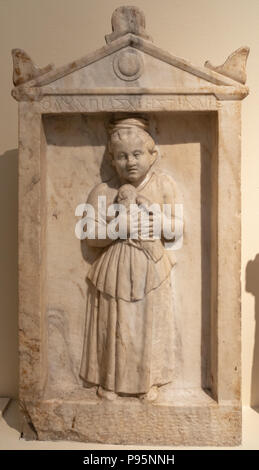 Stèle grave, d'une pierre tombale d'Olympias, petite fille avec oiseau, Pentelic Marble, trouvé à Athènes, 117-138 AD. Banque D'Images