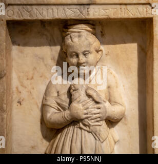 Stèle grave, d'une pierre tombale d'Olympias, petite fille avec oiseau, Pentelic Marble, trouvé à Athènes, 117-138 AD. Banque D'Images