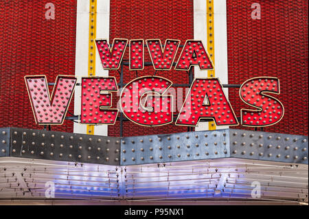 Las Vegas, Nevada, United States - 27 mai 2013 : l'enseigne au néon lecture Viva Las Vegas. Banque D'Images